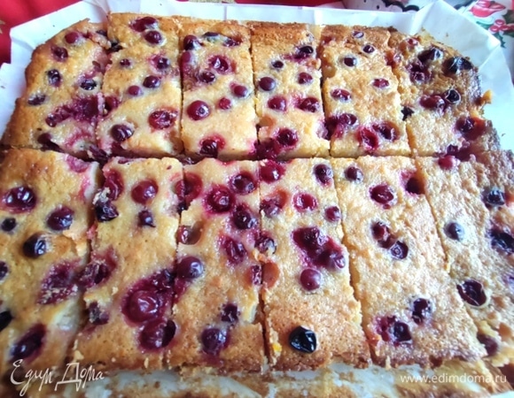 Остудила полностью и нарезала на порции-пироженки.