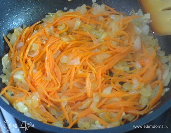 Лук и чеснок нарежьте как можно мельче, морковь натрите на терке. Обжарьте в 1 ст. л. растительного масла на сильном огне вначале лук, затем добавьте морковь и в самом конце чеснок. Жарить, помешивая, 5 минут.