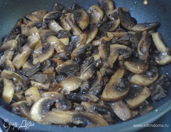 На 2 ст. л. растительного масле обжарьте нарезанные шампиньоны с измельченными лесными грибами 5 минут. Посолите, поперчите.