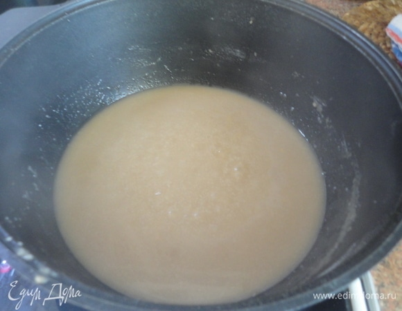 Сотейник или кастрюлю с толстым дном поставьте на средний огонь, нагрейте, добавьте муку. Обжаривайте, все время перемешивая, пока мука не станет бежевой. Добавьте в муку 2 ст. л. масла и обжаривайте вместе, помешивая, 2–3 минуты. Снимите с огня. Влейте грибной бульон и воду. Тщательно перемешайте, чтобы не было комочков, и верните на средний огонь. Готовьте, все время проходя по дну лопаткой, чтобы смесь на дне не загустела, 5 минут.