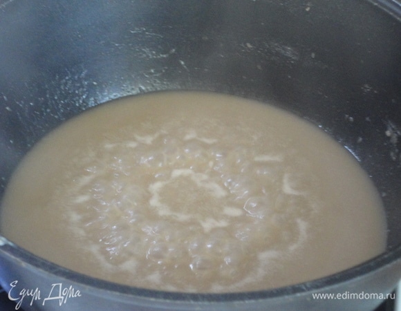 Готовьте, все время помешивая, чтобы смесь слегка загустела.