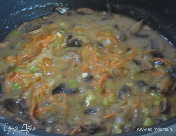 Добавьте жареные овощи с грибами, увеличьте огонь, доведите до кипения, перемешайте и выключите нагрев.