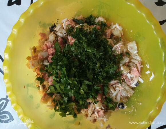 Мелко режем петрушку и укроп. Добавляем в салат. Все перемешиваем, перчим по вкусу. Если надо, солим. Я не солю салаты с майонезом. Заправляем майонезом.