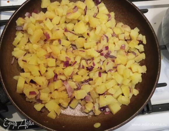 Картофель отвариваем в мундире. Даем чуть-чуть остыть, чтобы можно было очистить и нарезать. Луковицу нарезаем мелко, картофель — кубиком. Разогреваем сковороду, растапливаем сливочное масло с каплей растительного (чтобы сливочное не горело) и обжариваем лук 1–2 минуты, добавляем картофель и жарим до легкой корочки.