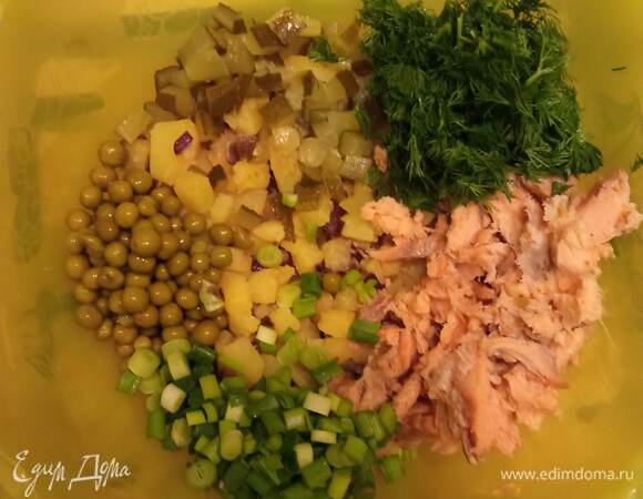 Перекладываем картофель с луком в миску, добавляем мелко нарезанную рыбу, нарезанный мелким кубиком огурец, мелко нашинкованные зеленый лук и укроп. Солим и перчим по вкусу, заправляем сметаной.