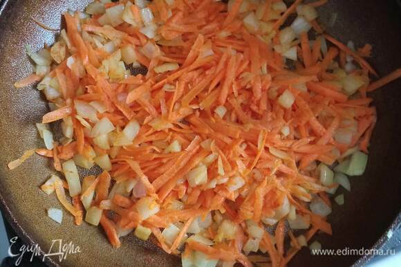 Лук мелко шинкуем, морковь натираем на мелкой терке. Обжариваем в масле минут 10.