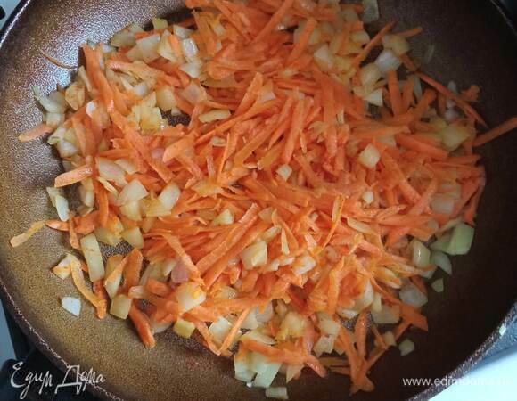 Лук мелко шинкуем, морковь натираем на мелкой терке. Обжариваем в масле минут 10.