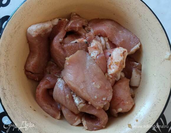 Свинину промыть, обсушить бумажными полотенцами, а затем нарезать аккуратными брусочками. Если мясо толстоватое, немного отбить. Чеснок пропустить через чеснокодавку, добавить перец чили хлопьями и одну ст. л. соевого соуса. Аккуратно обмазать кусочки свинины смесью и оставить в холодильнике на 30 минут или 1 час.