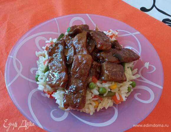 Для гарнира отварить рис в соответствии с инструкцией на упаковке и посолить. Овощную смесь, не размораживая, обжарить в масле, посолить и поперчить по вкусу. К готовым овощам добавить сваренный рис и прогреть все вместе пару минут. Подавать мясо с гарниром. Приятного аппетита!