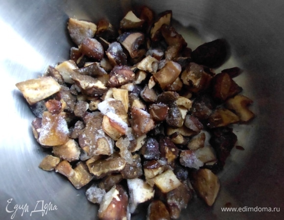 Грибы достать из заморозки, нарезать, если требуется.