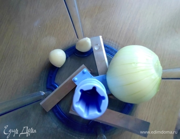 Измельчить лук, чеснок.