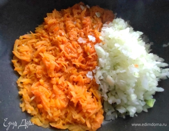 Морковь натереть и перенести овощи на сковороду.