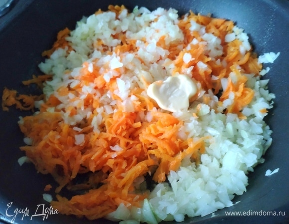 Обжарить на растительном и сливочном масле (кто не постится).