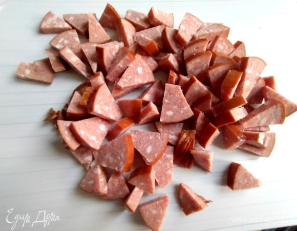 Нарезать салями. Кто постится, шаги с колбасой исключить.