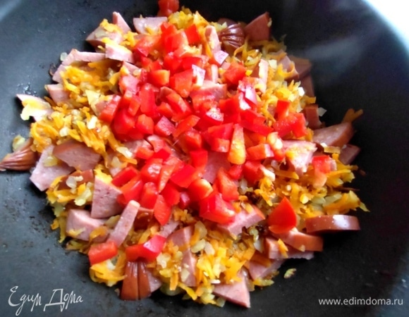 Нарезать паприку кубиком в зажарку.