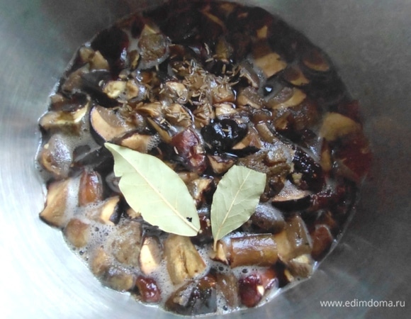 К грибам добавить лавровый лист, перец, тмин, соль.