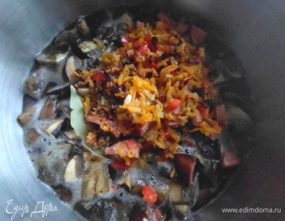 Добавить воду и зажарку.