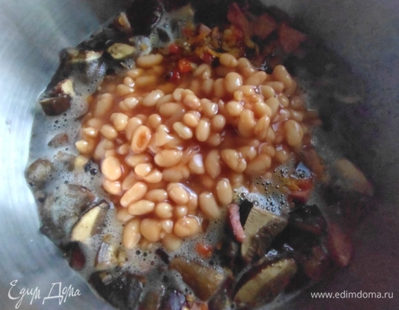 Перелить в кастрюлю готовую фасоль из банки вместе с рассолом.