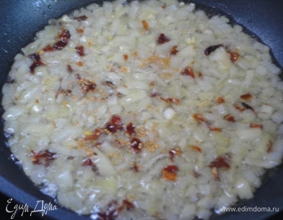 В разогретое масло положите семена горчицы и прогревайте 2–3 минуты, добавьте мелко нарезанный лук, перец чили. Жарьте до золотистого цвета.