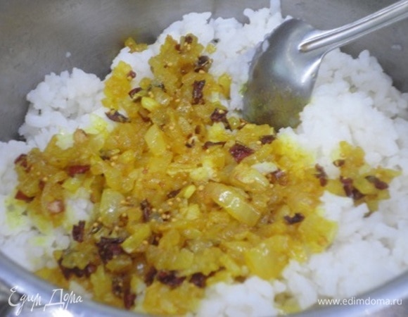 Добавьте к отваренному рису, полейте соком лимона и перемешайте.