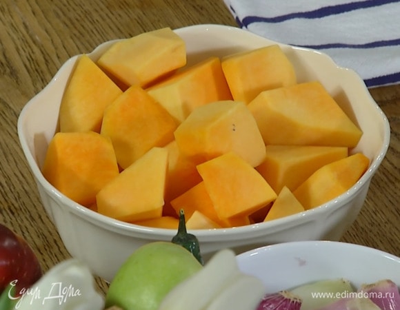 Тыкву почистить и порезать кусочками.