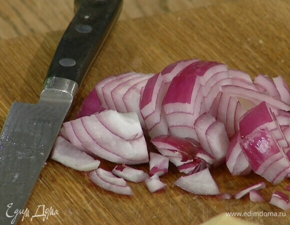 Красный лук почистить и мелко порубить.