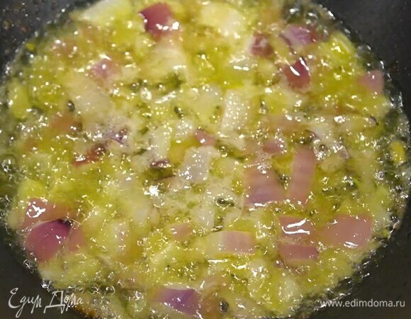 Разогреть в сковороде вок оливковое и сливочное масло и обжарить лук.