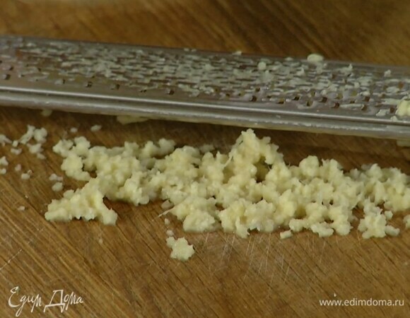 Корень имбиря почистить, натереть на мелкой терке и отправить к луку с чесноком, добавить тыкву и все прогреть.