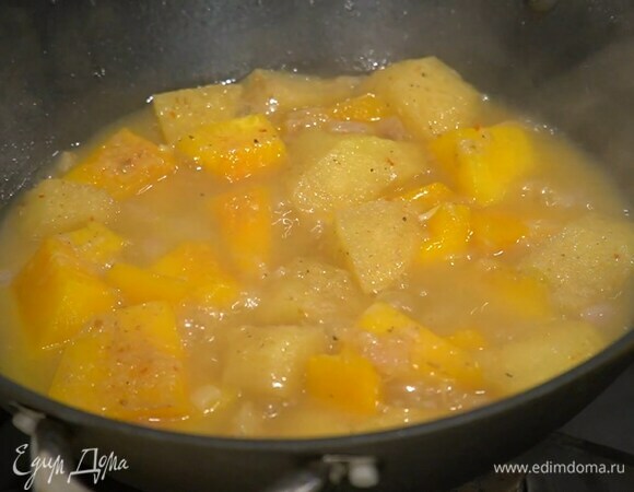 Яблоко очистить от кожуры и, удалив сердцевину, нарезать крупными кусочками, выложить к овощам, все посолить, поперчить, залить горячим бульоном, накрыть крышкой и варить до готовности тыквы.