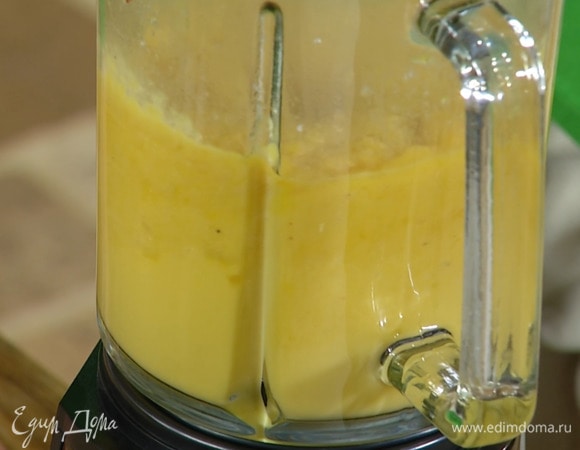 Готовый суп посолить, взбить в блендере в пюре и украсить порванной руками мятой.