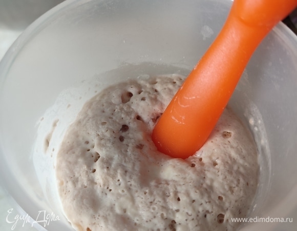 В теплые сливки добавить дрожжи, 1 столовую ложку сахара от общего количества и 3 столовые ложки муки от общего количества. Размешать и оставить на 20 минут до появления шапочки.