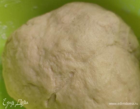 В большой миске смешать яйца, соль и сахар. Добавить опару, перемешать. Муку добавлять частями, в середине замеса добавить мягкое сливочное масло. Месить до гладкости теста. У меня ушло 550 граммов муки. Оставить тесто на подъем на 1,5 часа.