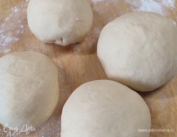 Подошедшее тесто разделить на 4 части, подкатать в шарики и оставить на 15 минут.