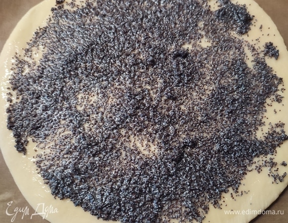 Для начинки смешать мак с сахаром. Можно предварительно мак перемолоть или запарить кипятком. Но я ничего не делала. Нам нравится, когда мак хрустит. Взять один шарик теста и раскатать в круг. Смазать растопленным сливочным маслом и выложить мак. Так повторить три раза. Четвертым кругом накрыть пирог и ничем его не смазывать.