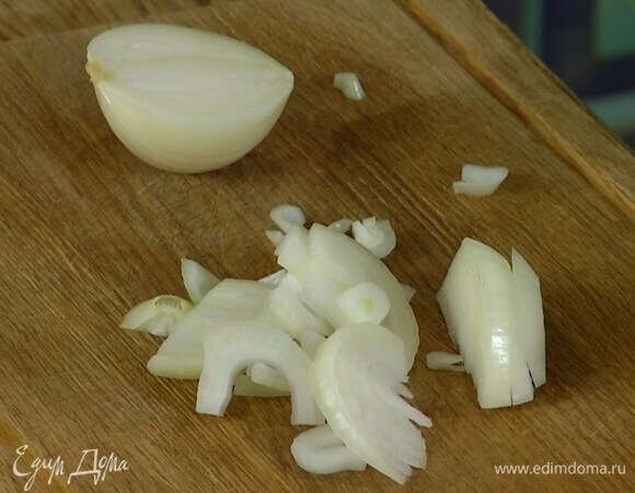 Лук почистить и нарезать полукольцами.
