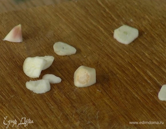 Чеснок почистить и нарезать тонкими пластинками.