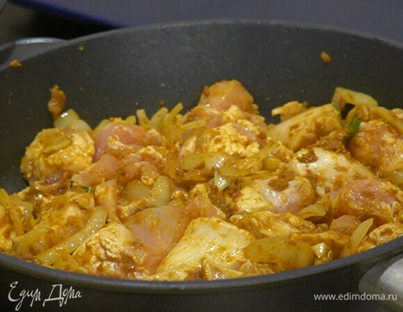 Куриные грудки отбить, нарезать небольшими кусочками, добавить в сковороду и посолить, затем увеличить температуру и, помешивая, обжарить.