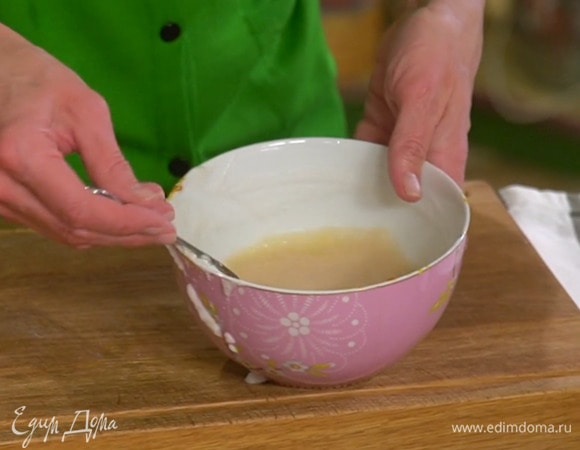 В емкость, где было кокосовое молоко, влить куриный бульон, всыпать крахмал и перемешать.