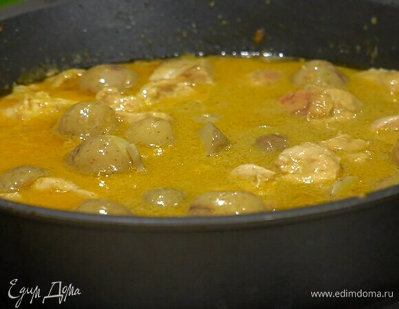 Когда курица будет практически готова, добавить в сковороду отваренный картофель, влить бульон с крахмалом, перемешать и еще немного прогреть.