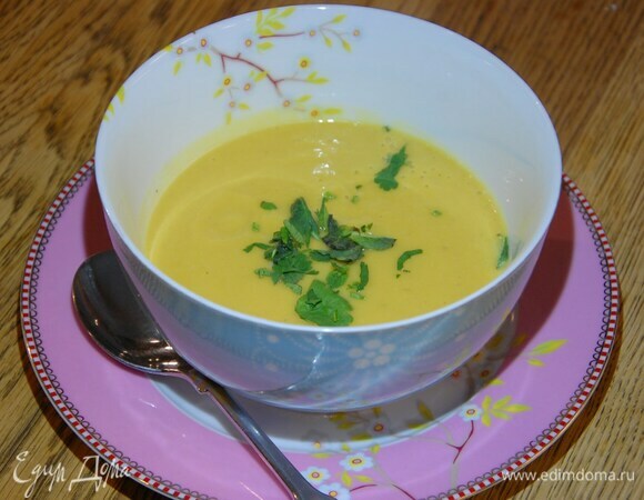 Кинзу мелко порубить и посыпать курицу.