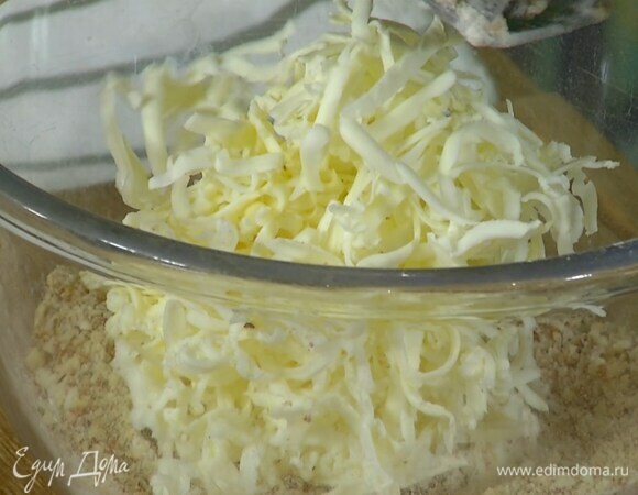 Охлажденное сливочное масло натереть на крупной терке.
