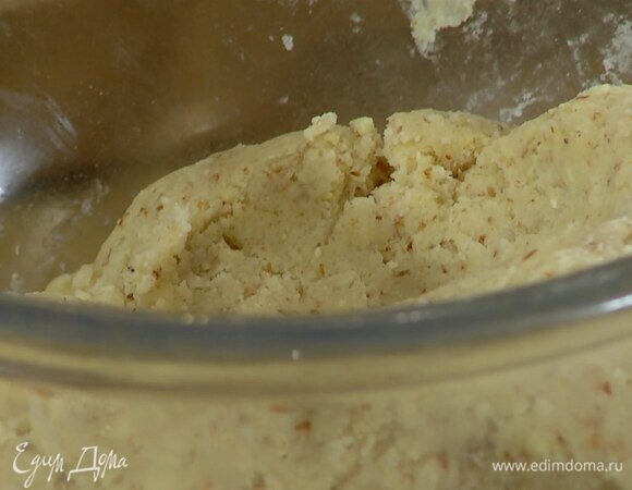 Муку и весь миндаль всыпать в глубокую миску, добавить натертое масло, обычный и ванильный сахар, ввести яйцо и руками вымесить тесто.