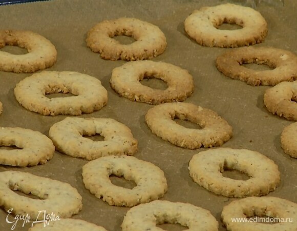Выпекать печенье в разогретой духовке до готовности.