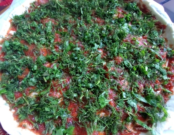 Насыпать слоем на томатное пюре.