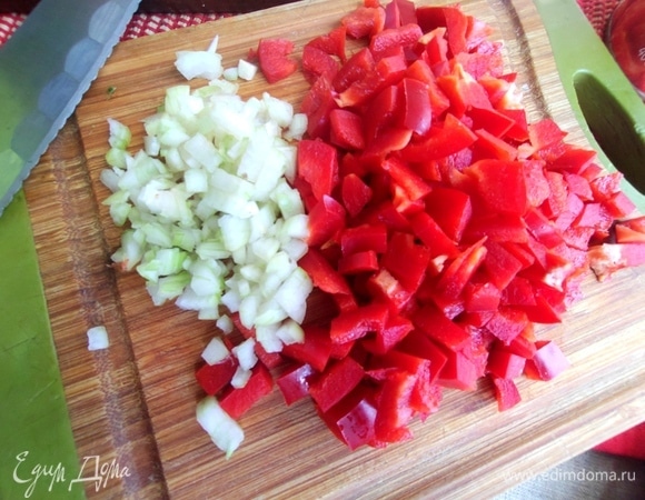 Нарезать лук, паприку.