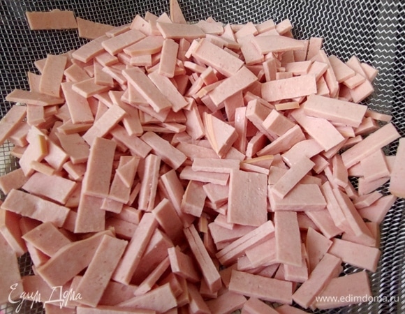 Нарезать колбасу.