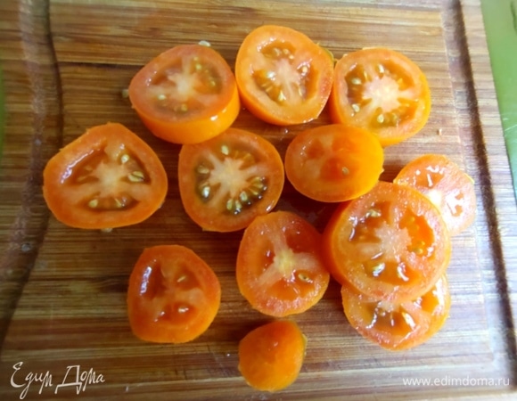 Помидоры нарезать кружочками.