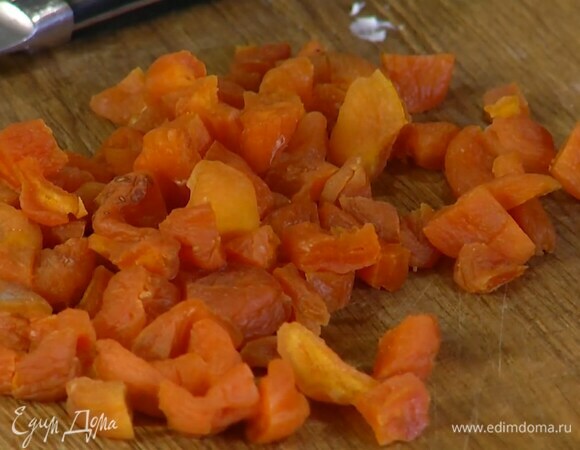 Курагу предварительно замочить в горячей воде, затем, слив воду, нарезать маленькими кусочками, залить ликером и дать постоять.