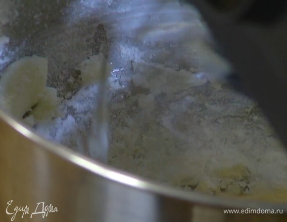 В чашу комбайна поместить яичные желтки, 90 г сахарной пудры, ванильный экстракт и все взбить, затем добавить 240 г предварительно размягченного сливочного масла, всыпать 60 г муки, крахмал и разрыхлитель, все вымешать.