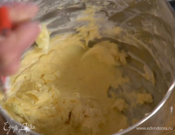 В желтково-сливочную массу в два приема ввести взбитые белки.